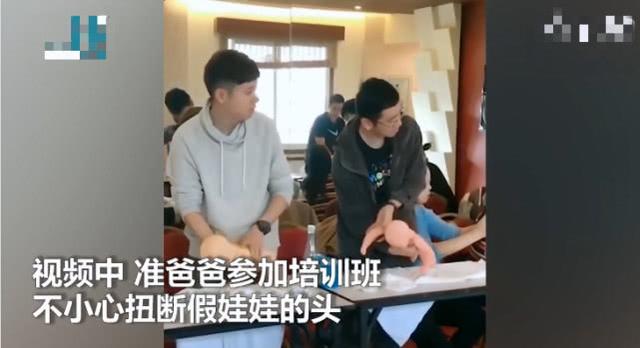 奶爸眼皮上画眼睛戴耳塞放录音哄娃睡觉,这波操作太敷衍