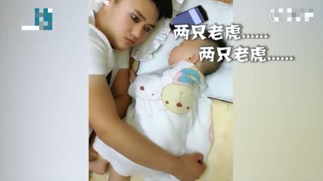 奶爸眼皮上画眼睛戴耳塞放录音哄娃睡觉,这波操作太敷衍