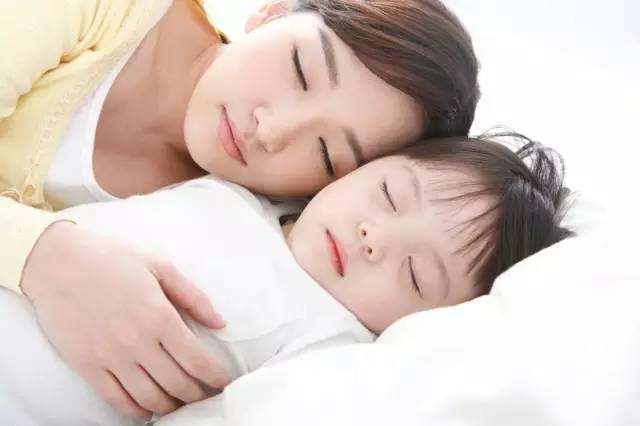 孩子出现3种表现，必须要及时分床睡，尤其是家里是男孩子的