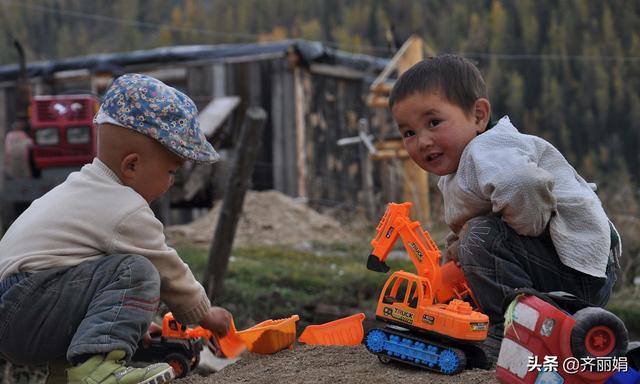 抱着弟弟哄睡觉的小哥哥，这一幕让人觉得又感动、又暖心
