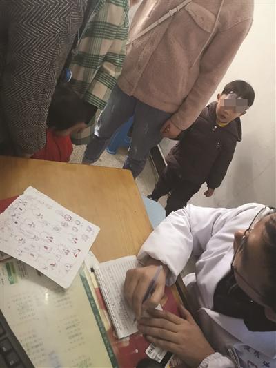 神了！“老顽童”儿科医生涂鸦哄娃 孩子来看病都不哭不闹