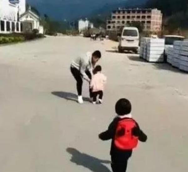 爸爸抱着别的小孩走了，女儿的反应绝了，网友：还笑得出来 这些评论服了