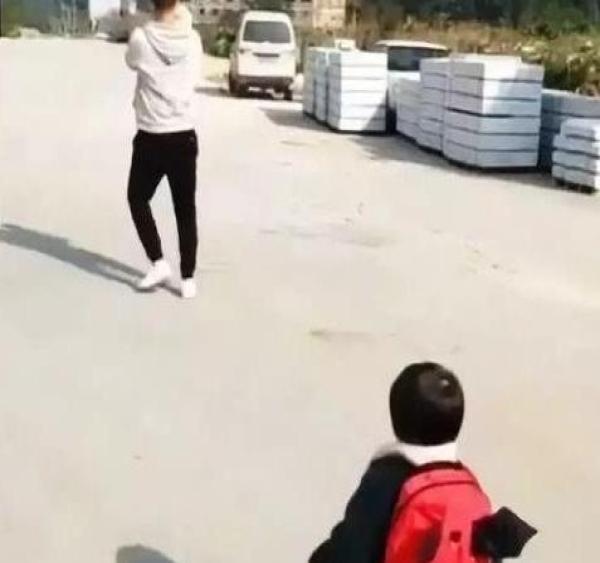 爸爸抱着别的小孩走了，女儿的反应绝了，网友：还笑得出来 这些评论服了
