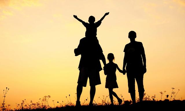 不想让孩子变成“巨婴”,家长要学会“放手”