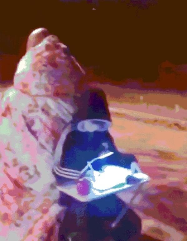 爸爸骑电车接儿子放学，裹一床棉被给儿子挡风，看到儿子后炸锅了