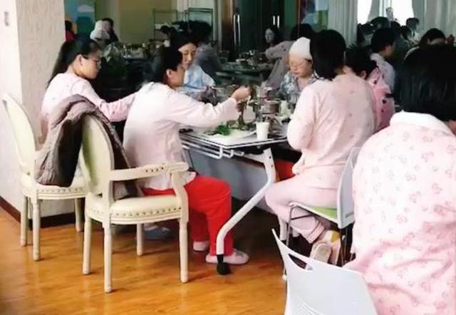 “月子中心”的火锅店，座无虚席，看到食材网友咂舌：吃的真大胆