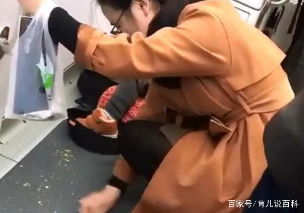 宝妈带娃乘地铁，没人让座只能蹲在地上，接下来一幕让众人惭愧