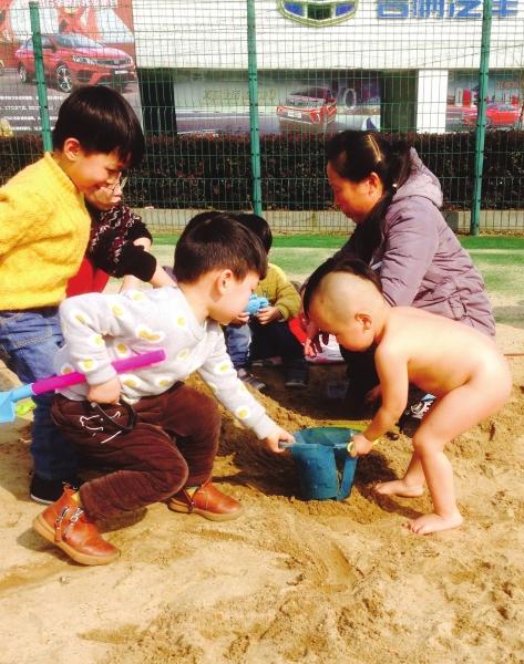 2岁娃一丝不挂冷天玩沙 这小子就是传说中的火娃？