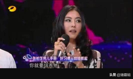 张柏芝看谢振轩陪弟弟玩，谢振南身子坐不进婴儿车却笑得很开心！