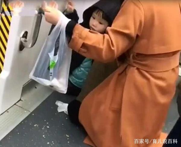 宝妈带娃乘地铁，没人让座只能蹲在地上，接下来一幕让众人惭愧
