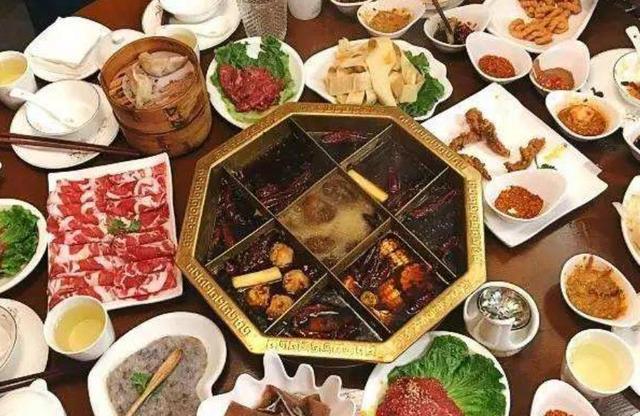 “月子中心”的火锅店，座无虚席，看到食材网友咂舌：吃的真大胆