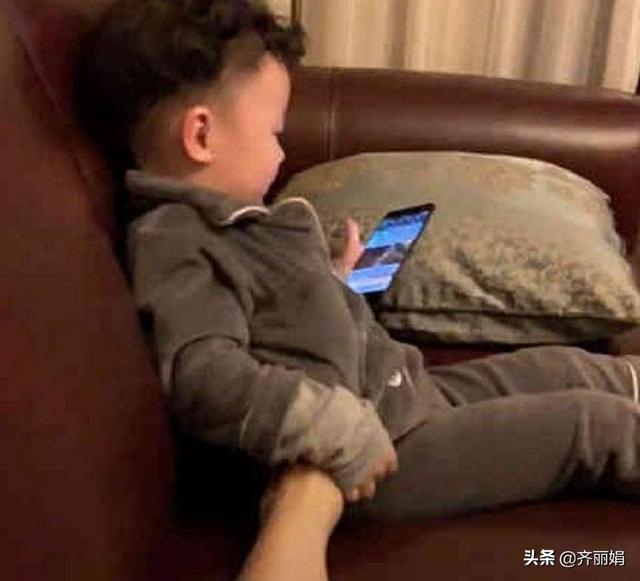 宝宝都有你想不到的暖心举动，网友：这届爸妈太难带！