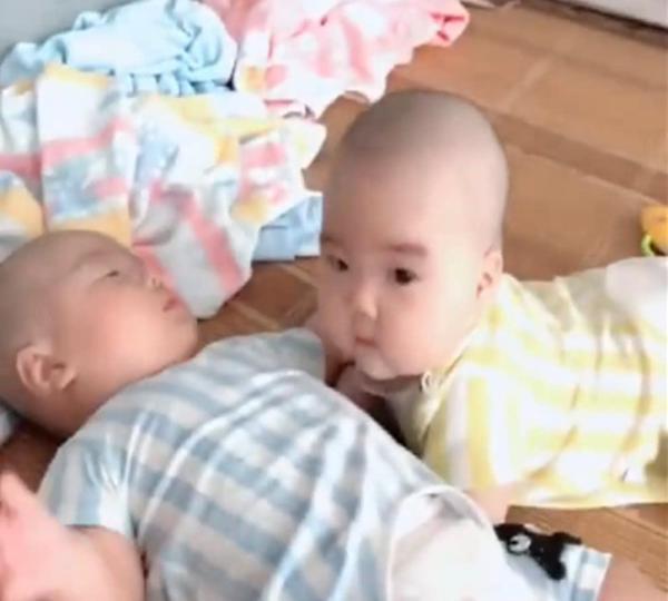 龙凤胎宝宝刚睡醒, 妹妹就做出这样的举动来, 快要把人给萌化了