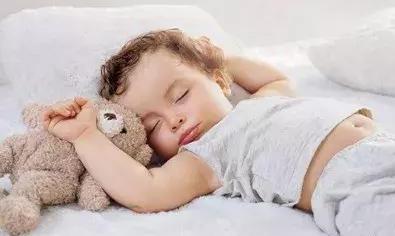 磨牙、打鼾、多汗、娃睡眠中这些小毛病，有些会耽误娃一生！