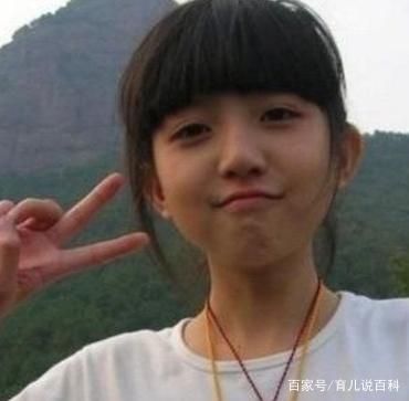 还记得这个小女孩吗？曾经亿万男生的梦中情人，如今长成了这样