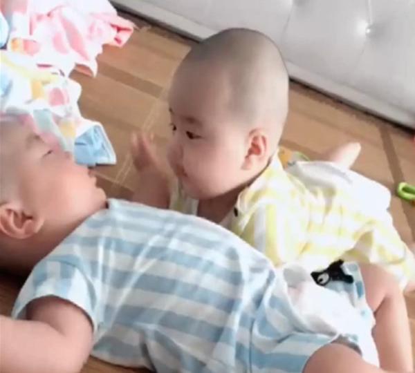 龙凤胎宝宝刚睡醒, 妹妹就做出这样的举动来, 快要把人给萌化了