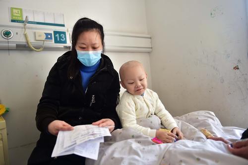 4 岁孩子患恶性肿瘤 用手语安慰聋哑妈妈