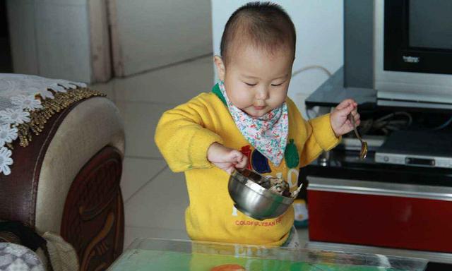 别小看孩子的穿着打扮，童衣藏的秘密，家长一不小心就会“踩雷”