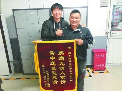 早产孩子急需输血 陌生快递哥献血相助