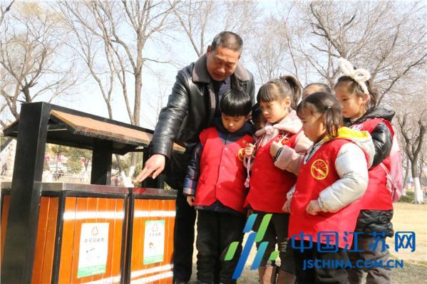 东海县第二幼儿园开展“小小雷锋在行动”活动