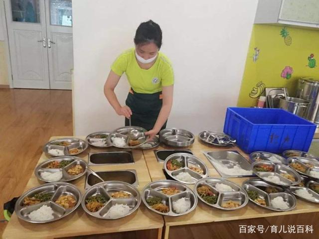 儿子总夸幼儿园午餐香，说我做得难吃，看完老师朋友圈，才明白了