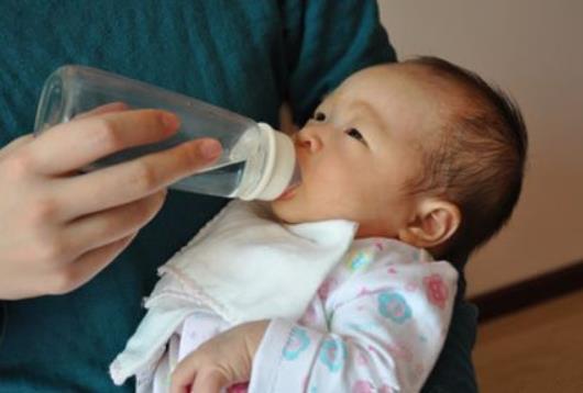 新生儿出生后,第一口应该先喝水,还是母乳?可别搞错了