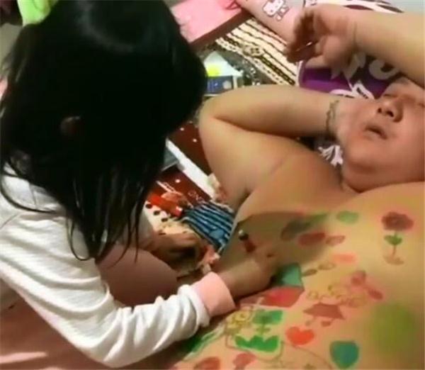 爸爸和女儿睡觉，妈妈外出3个小时后回来，看到的画面笑疝气