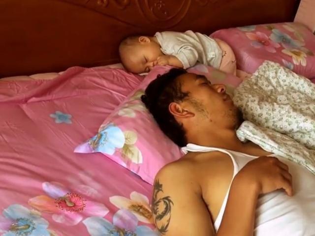 爸爸带着宝宝睡觉,醒来发现宝宝不见了,反应过来松了口气