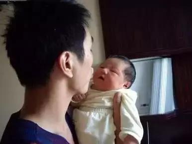 新生儿抱不对会变歪脖子！儿科医生图解7大正确抱娃姿势