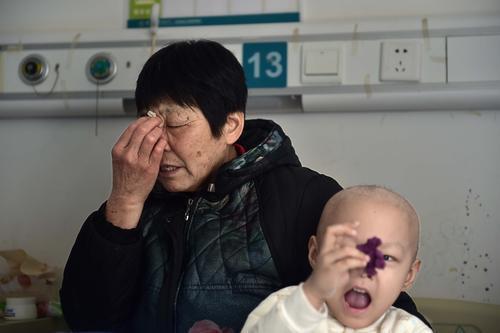 4 岁孩子患恶性肿瘤 用手语安慰聋哑妈妈