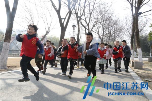 东海县第二幼儿园开展“小小雷锋在行动”活动