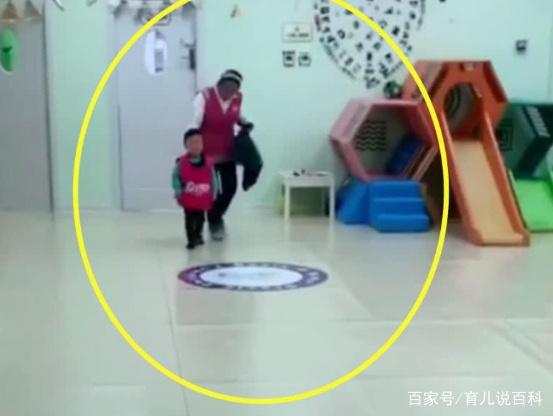第一天送宝宝上幼儿园，有多少家长经历过，这令人心疼的一幕