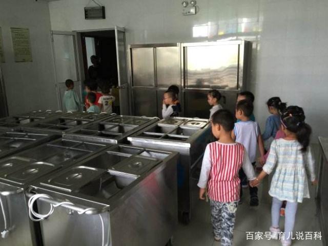 儿子总夸幼儿园午餐香，说我做得难吃，看完老师朋友圈，才明白了