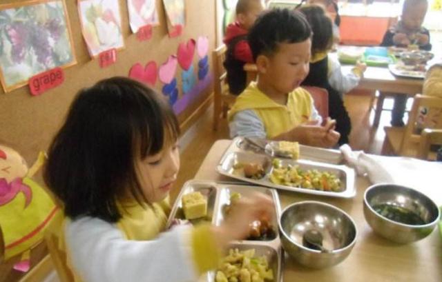 日本孩子的10元午餐,颠覆了我们的育儿观念:这才是赢在了起跑线