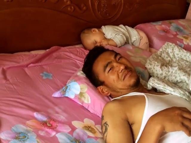 爸爸带着宝宝睡觉,醒来发现宝宝不见了,反应过来松了口气