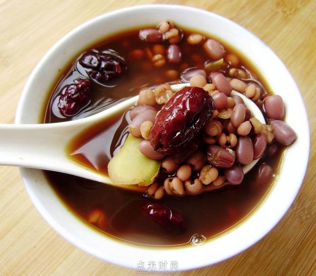 经常尿床的宝宝在饮食上需要注意什么？这些食物导致了孩子的尿床