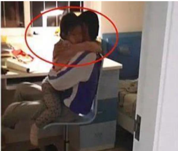 哥哥在写作业, 妹妹哭着扑进怀里, 接下来的一幕, 众人瞬间眼红了