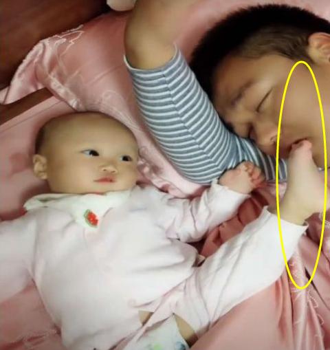 宝宝为了叫醒熟睡的爸爸，不顾自己的淑女形象，宝宝：给个面子吧