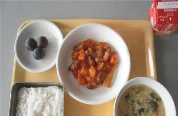 这就是差距，看中国幼儿园十元午餐，再看日本幼儿园十元午餐