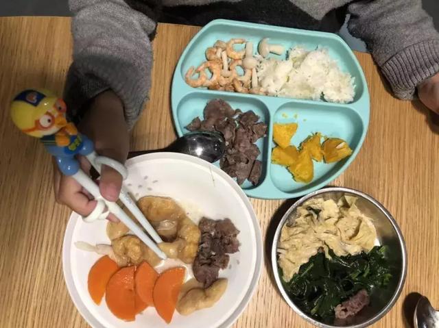 不建议2岁前用筷子吃饭，会影响娃吃饭积极性