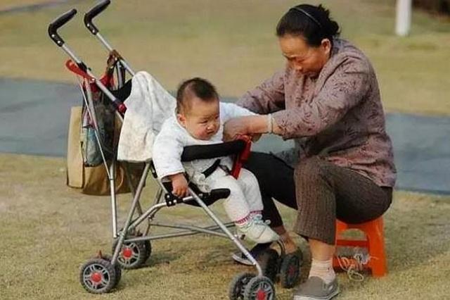 老人看孩子时，为什么总想带着孩子回老家？看完后你就知道了！