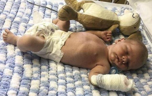 只因母亲亲吻自己9天大婴儿，孩子进重症监护，差点死亡