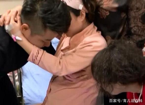剖腹产后第一次下床，产妇表情让人心疼，网友：隔着屏幕都感到痛
