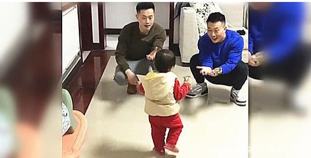 爸爸和叔叔是双胞胎，同时张开怀抱后，女儿的反应让妈妈有点尴尬