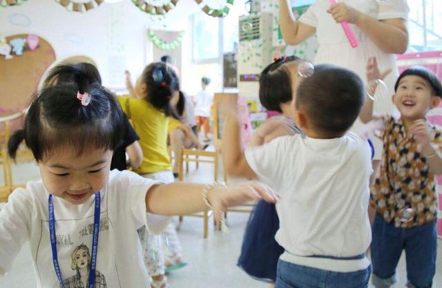 男孩比女孩晚上半年幼儿园？男孩在公共场合的三个弱势，需要锻炼