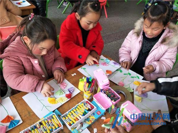 东海双店镇幼儿园：我给节日里的妈妈一个吻