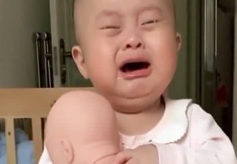 宝妈给不到1岁的宝宝“买”了个弟弟，宝宝的反应让人哭笑不得