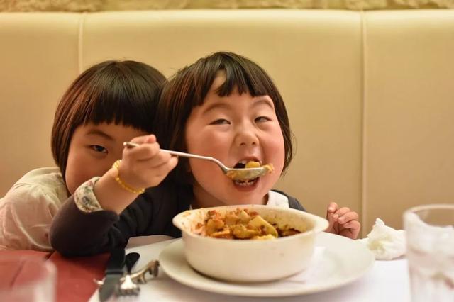 生完孩子后，她拍下女儿1000张丑照，发到网上引来无数哈哈哈哈哈哈哈～