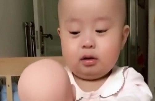 宝妈给不到1岁的宝宝“买”了个弟弟，宝宝的反应让人哭笑不得