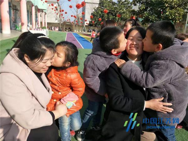 东海双店镇幼儿园：我给节日里的妈妈一个吻